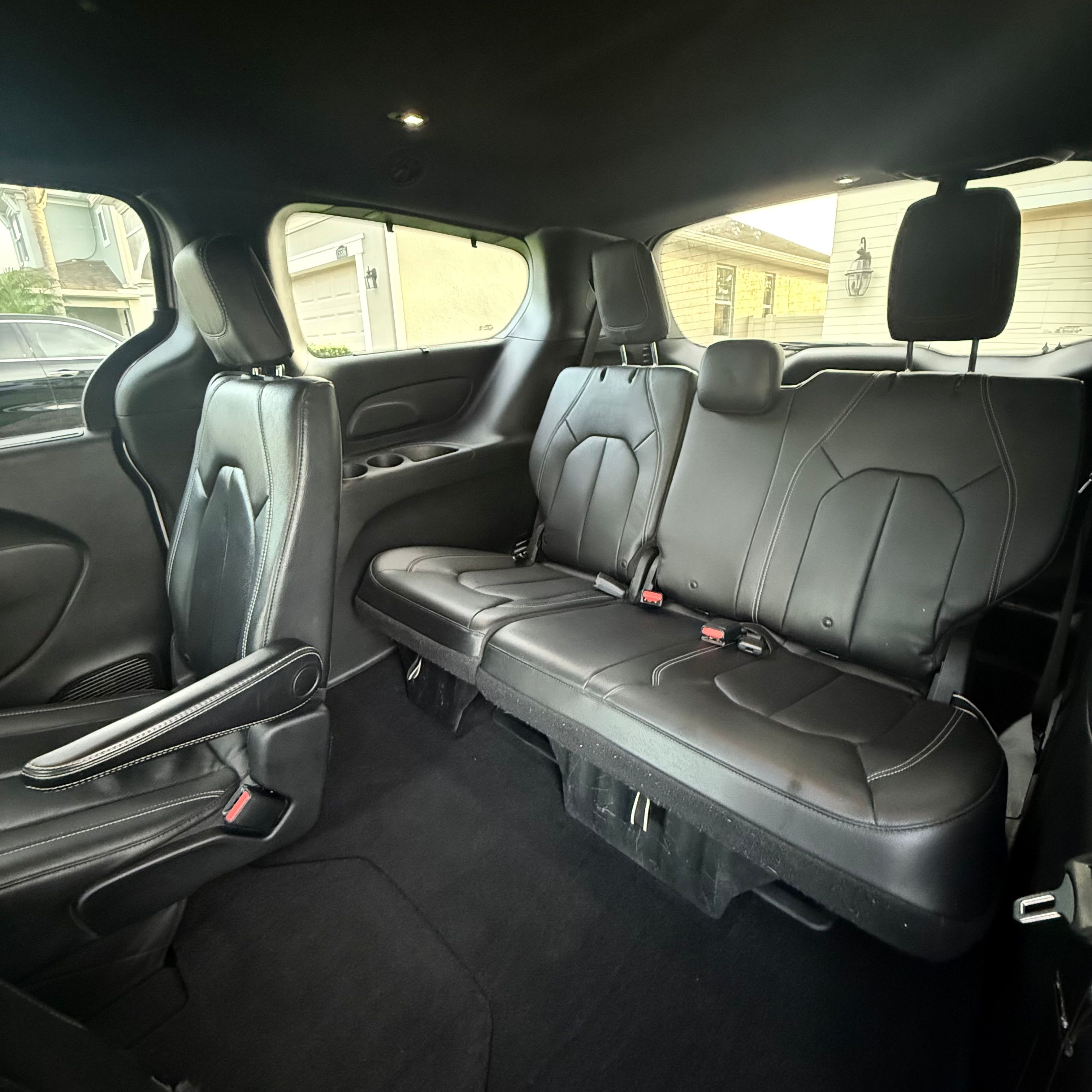 Used 2019 Chrysler Pacifica Touring-L w/ S Appearance Package FWD image 9