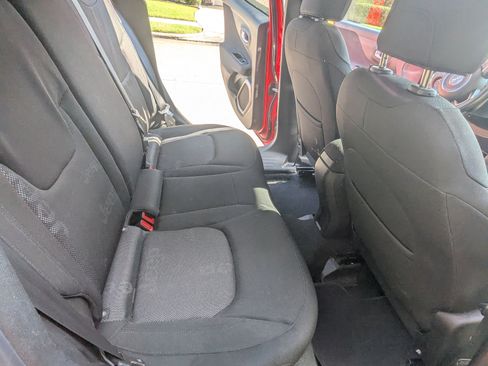 Used 2016 Jeep Renegade Latitude image 14