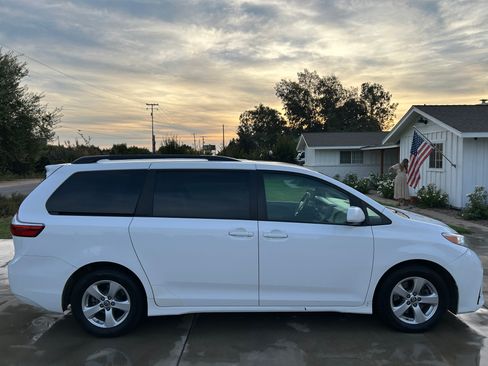 Used 2018 Toyota Sienna LE FWD image 8