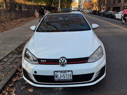 Used 2015 Volkswagen GTI SE image 2