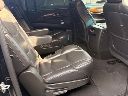 Used 2019 Cadillac Escalade ESV Luxury RWD image 12
