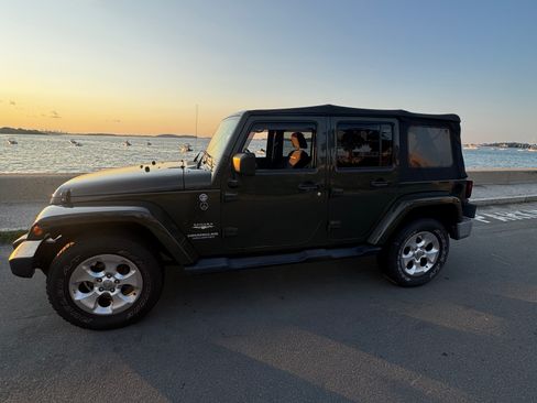 Used 2015 Jeep Wrangler Unlimited Sahara w/ Connectivity Group AWD/4WD image 10