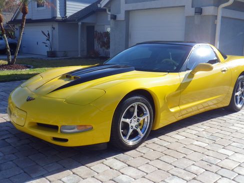 Used 2002 Chevrolet Corvette Coupe w/ Preferred Equipment Group2 image 1