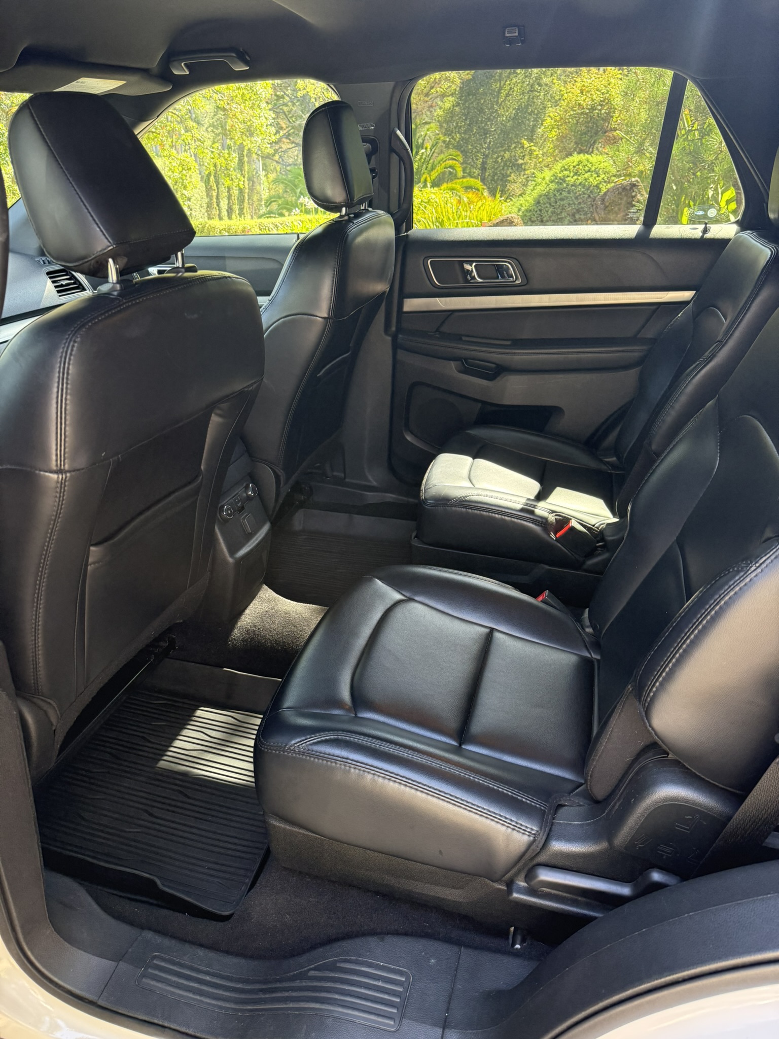 Used 2019 Ford Explorer XLT w/ Equipment Group 202A AWD/4WD image 15