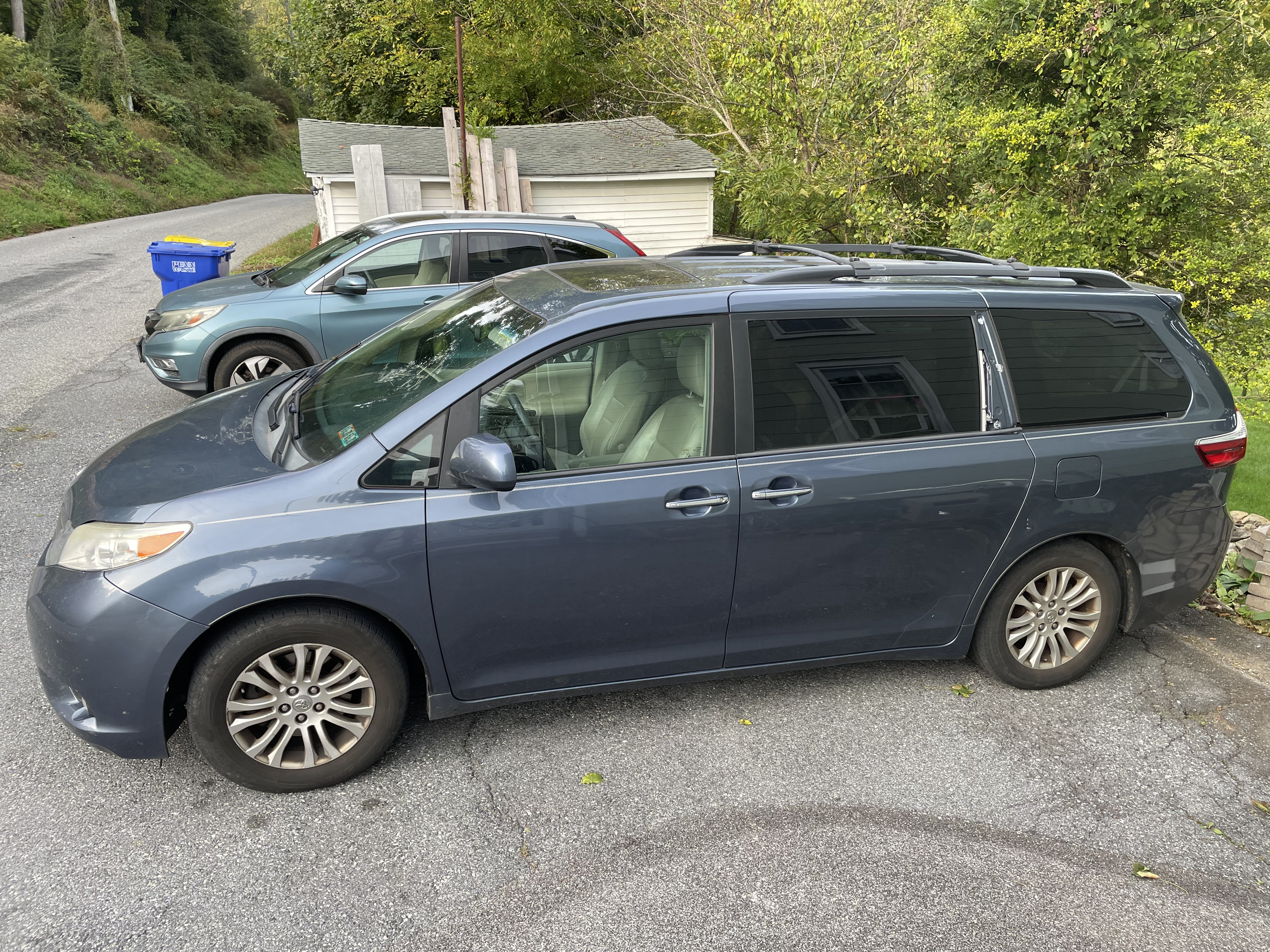 Used 2015 Toyota Sienna XLE w/ XLE Navigation Package FWD image 1