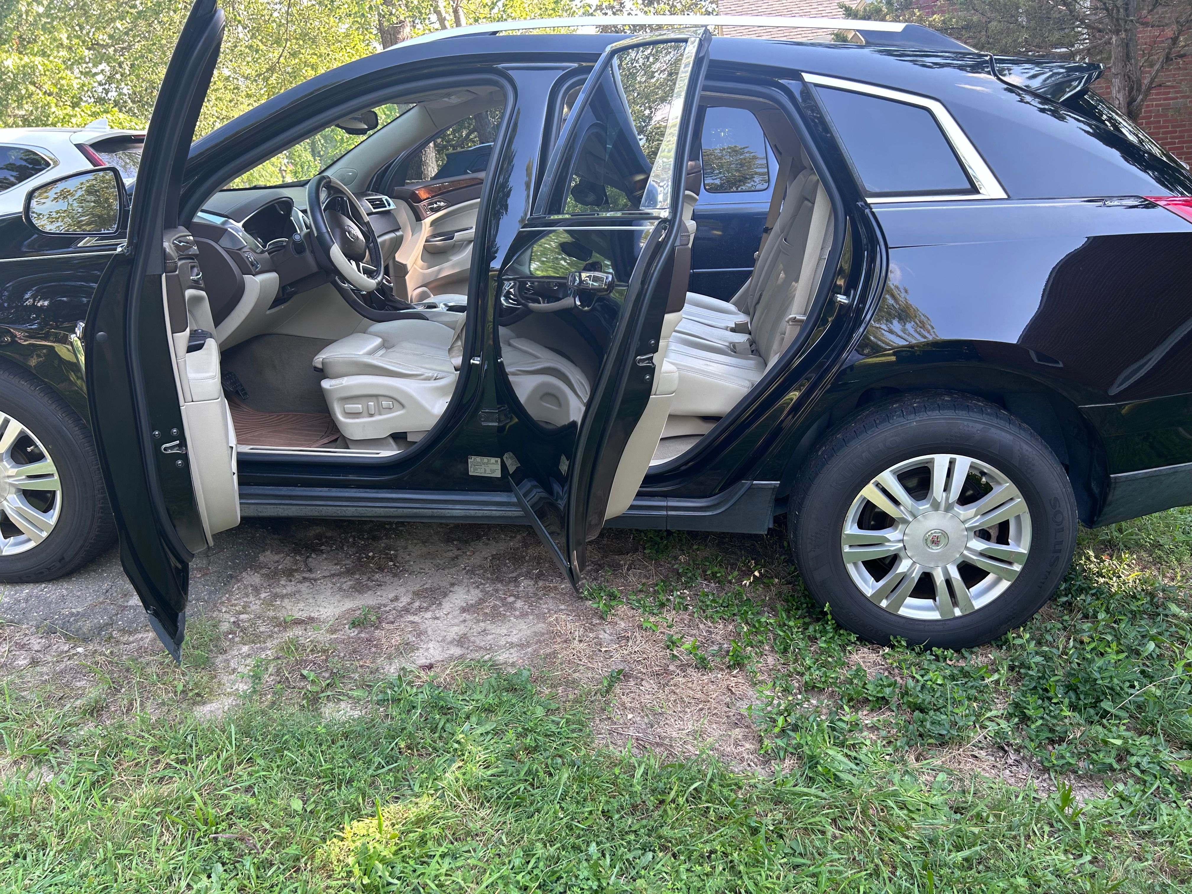 Used 2014 Cadillac SRX Luxury w/ Driver Awareness Package FWD image 6