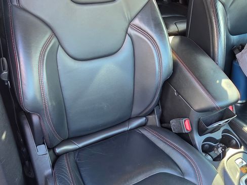 Used 2016 Jeep Cherokee Trailhawk w/ Comfort/Convenience Group AWD/4WD image 9