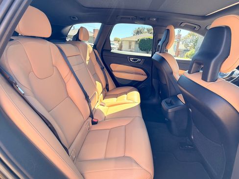 Used 2018 Volvo XC60 T6 Momentum w/ Convenience Package image 9