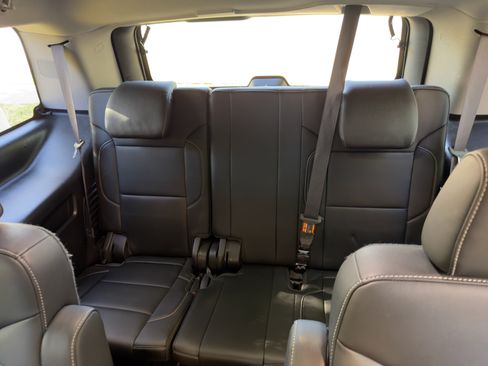 Used 2019 Chevrolet Tahoe LT w/ Luxury Package RWD image 13