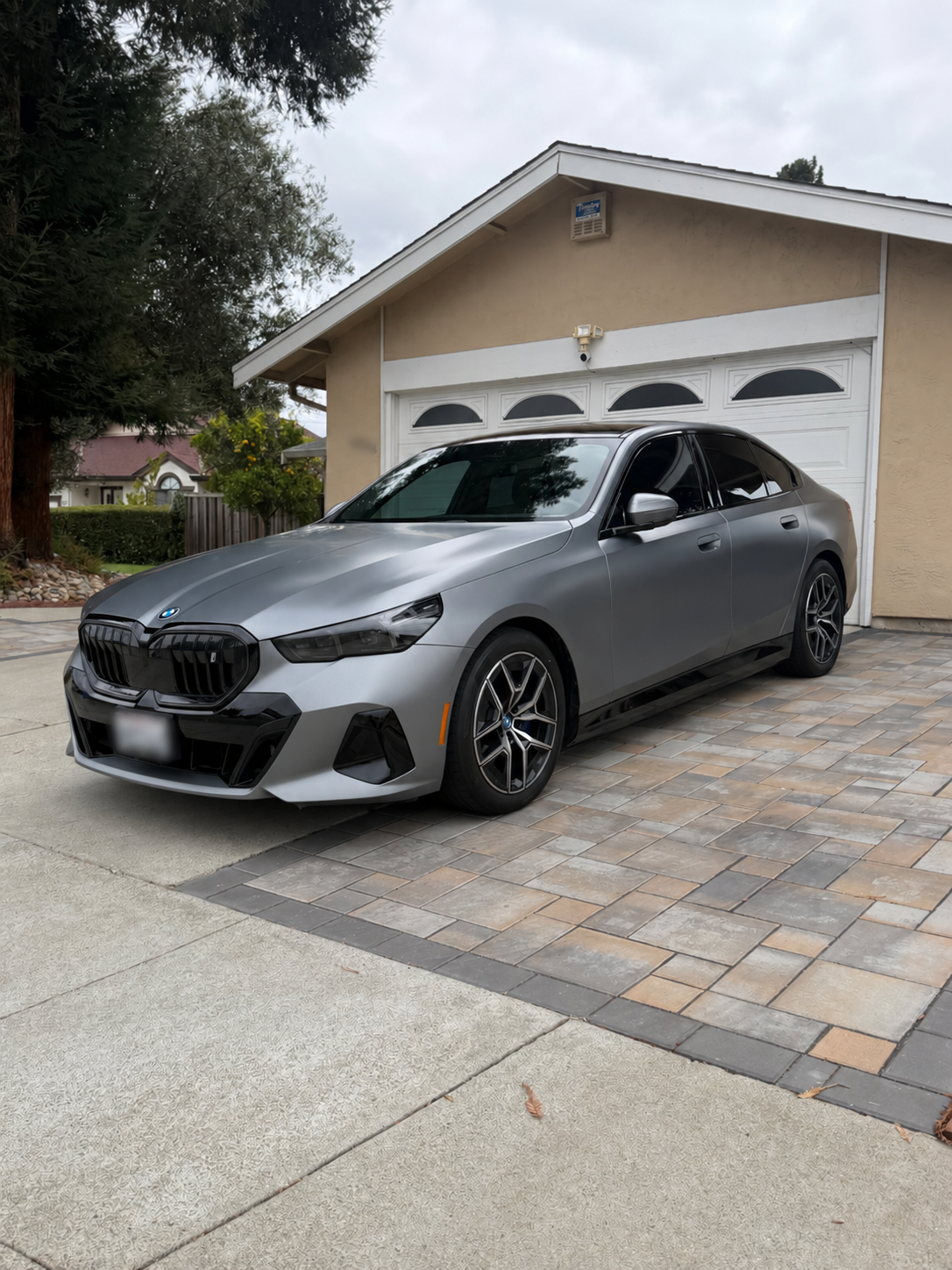 Used 2024 BMW i5 eDrive40i w/ M Sport Package RWD image 1