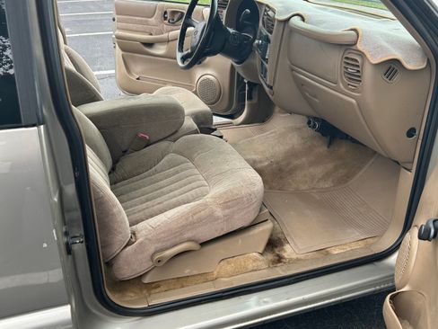 Used 2001 Chevrolet S10 Pickup LS w/ Preferred Equipment Group image 12