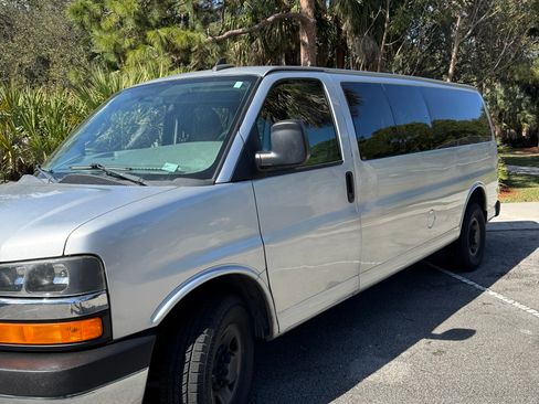 Used 2017 Chevrolet Express 3500 LT w/ LT Preferred Equipment Group image 6