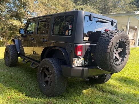 Used 2017 Jeep Wrangler Unlimited Sahara AWD/4WD image 9