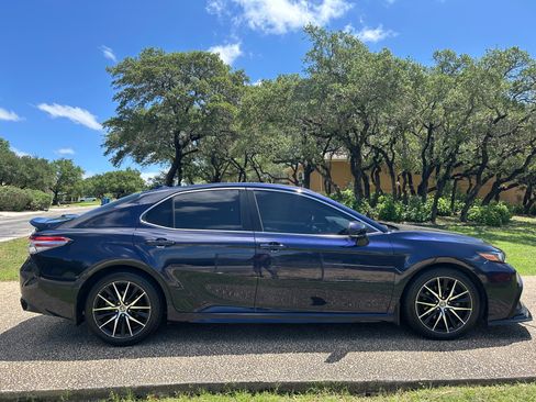 Used 2022 Toyota Camry SE FWD image 2