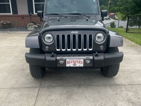 Used 2017 Jeep Wrangler Unlimited Sahara w/ Connectivity Group AWD/4WD image 2