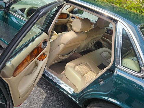 Used 2002 Jaguar XJ8 image 6