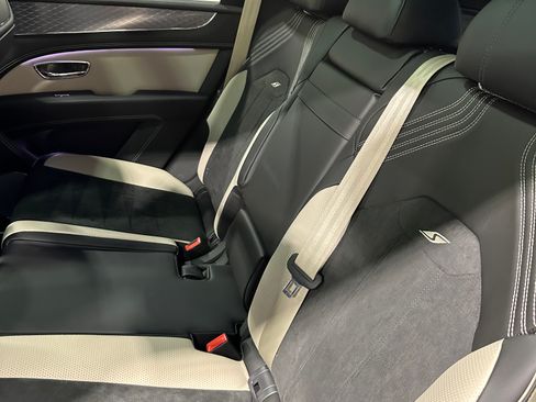 Used 2022 Bentley Bentayga image 18