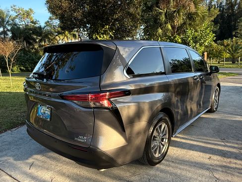 Used 2022 Toyota Sienna XLE image 9