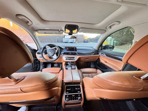 Used 2022 BMW 750i xDrive w/ Luxury Rear Seating Package image 8