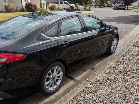 Used 2020 Ford Fusion SE image 2