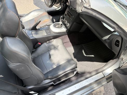 Used 2006 Nissan 350Z Touring RWD image 2