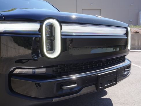 Used 2026 Rivian R1T Premium image 11