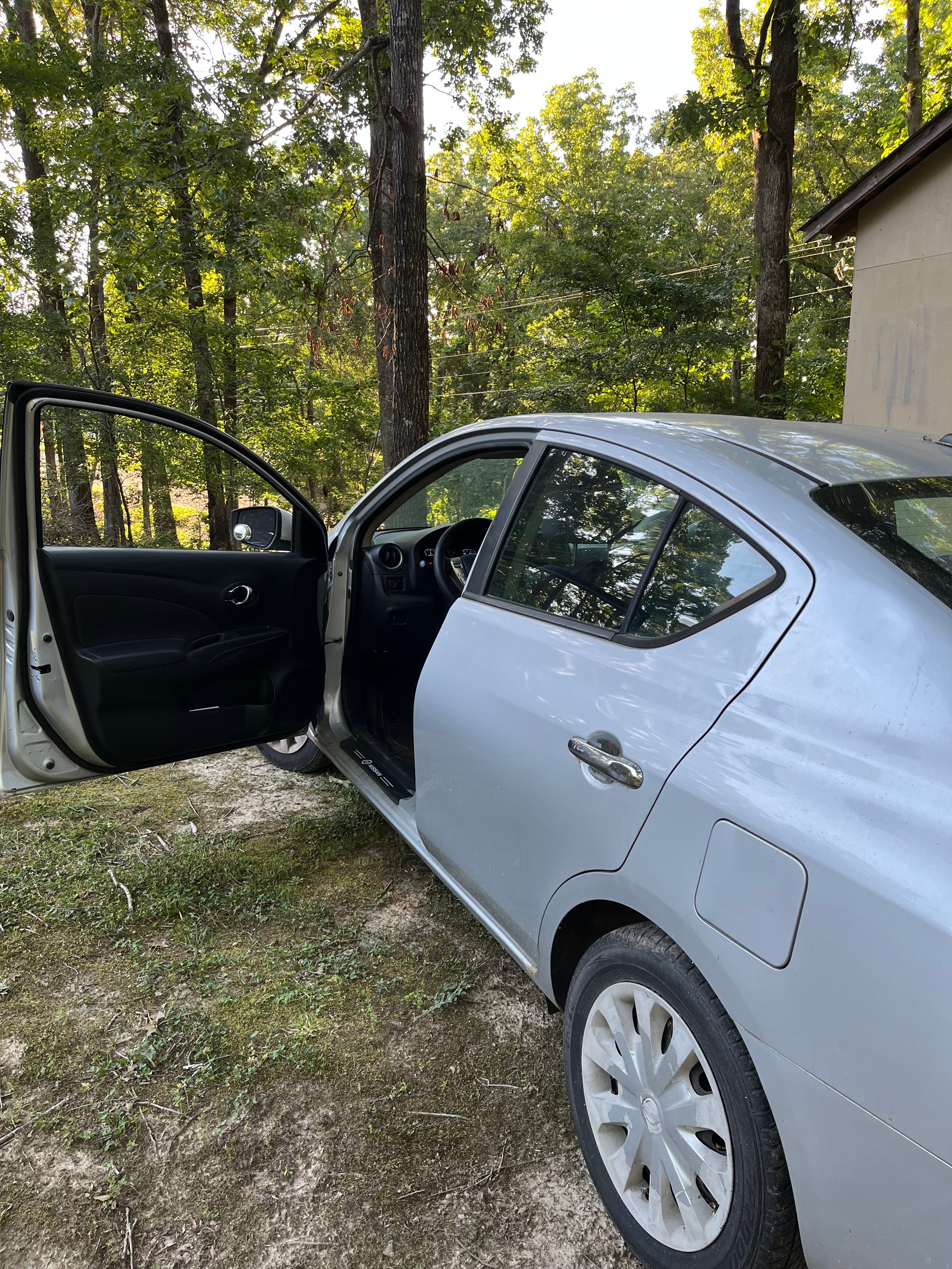 Used 2015 Nissan Versa SV FWD image 6