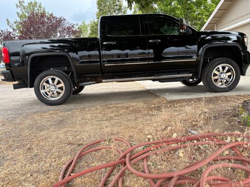 Used 2017 GMC Sierra 2500 Denali w/ Duramax Plus Package AWD/4WD image 4