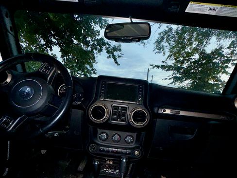 Used 2016 Jeep Wrangler Unlimited Sahara image 21