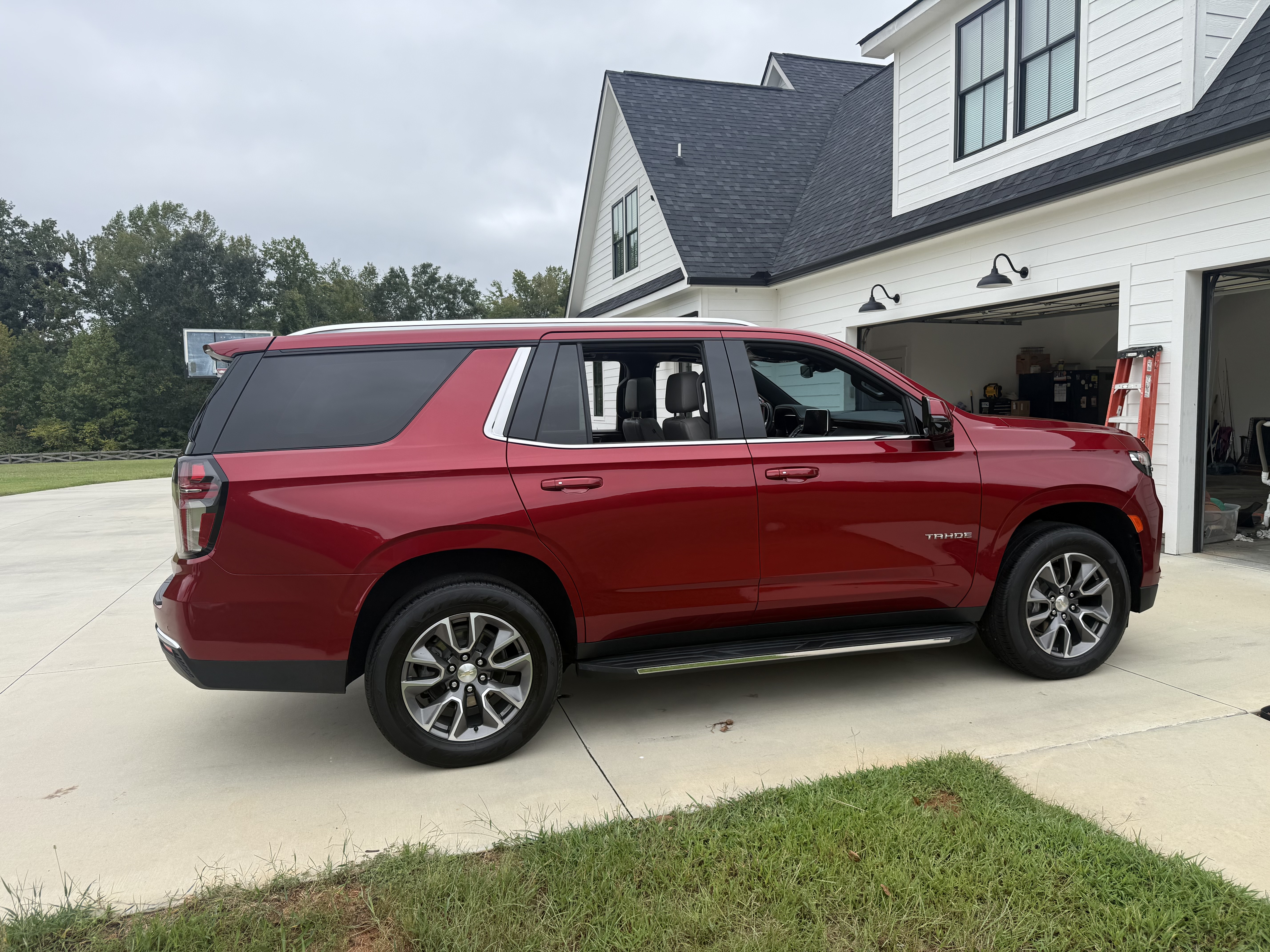 Used 2023 Chevrolet Tahoe LT w/ Luxury Package AWD/4WD image 4