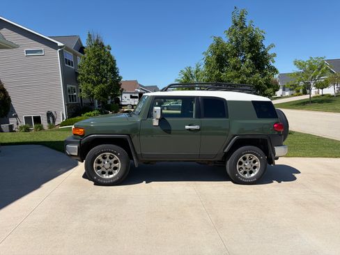Used 2013 Toyota FJ Cruiser 4WD w/ Convenience Pkg image 1