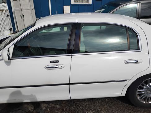 Used 2009 Lincoln Town Car Signature Limited image 10