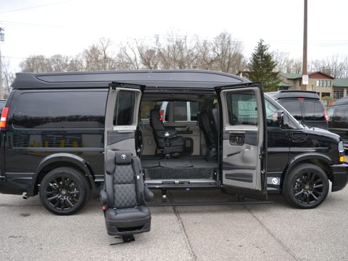 Used 2022 Chevrolet Express 2500 Extended w/ Enhanced Convenience Package image 9