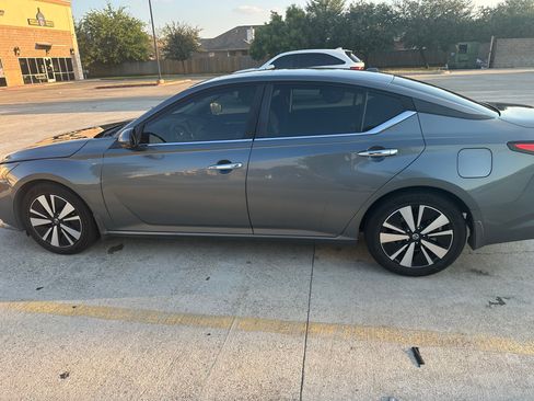Used 2021 Nissan Altima 2.5 SV w/ SV Premium Package image 9