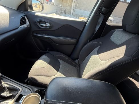 Used 2015 Jeep Cherokee Sport image 9