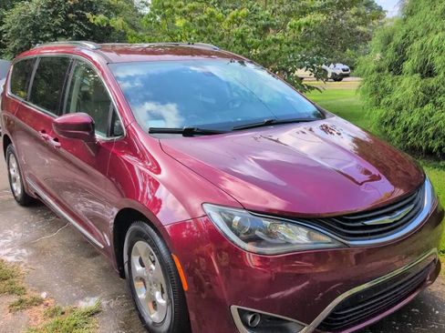 Used 2018 Chrysler Pacifica Touring-L image 1
