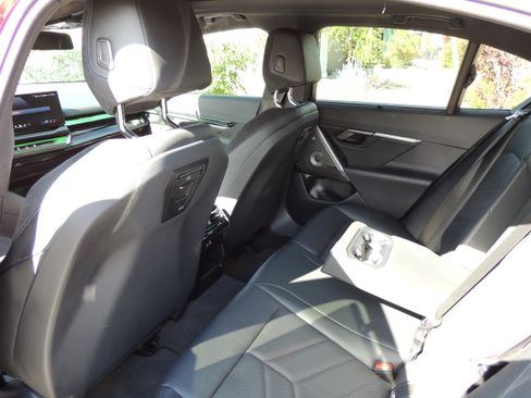 Used 2024 BMW i5 eDrive40i w/ Executive Package RWD image 25