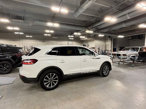 Used 2022 Lincoln Nautilus FWD image 9