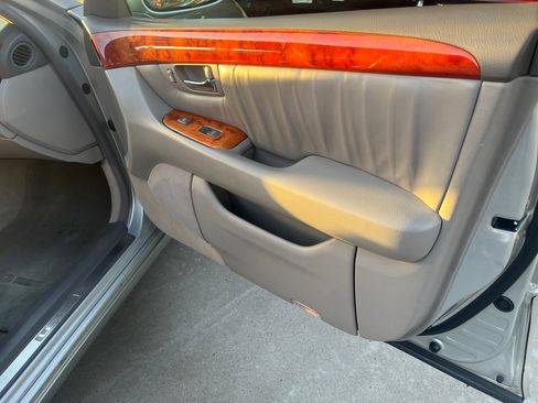 Used 2002 Lexus LS 430 RWD image 10