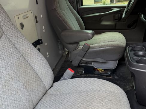 Used 2009 Chevrolet Express 2500 RWD image 13