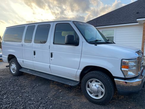 Used 2014 Ford E-350 and Econoline 350 XLT image 2