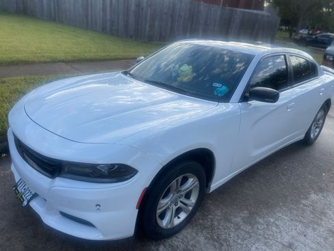 Used 2019 Dodge Charger SXT image 2