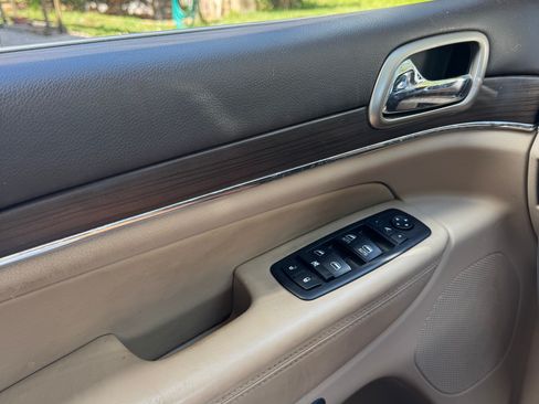 Used 2014 Jeep Grand Cherokee Overland w/ Advanced Technology Group AWD/4WD image 13