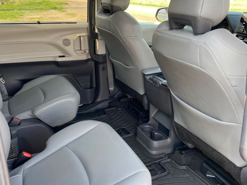Used 2021 Toyota Sienna XLE FWD image 26