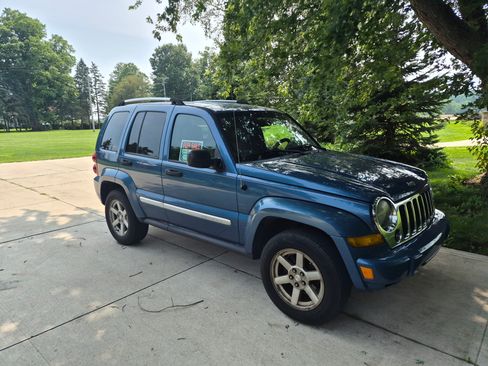 Used 2006 Jeep Liberty Limited AWD/4WD image 2