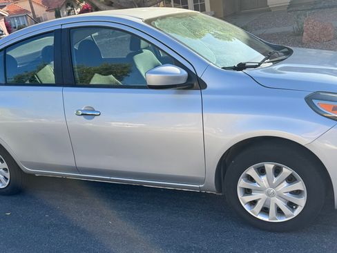 Used 2016 Nissan Versa SV FWD image 4