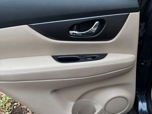 Used 2016 Nissan Rogue S image 11