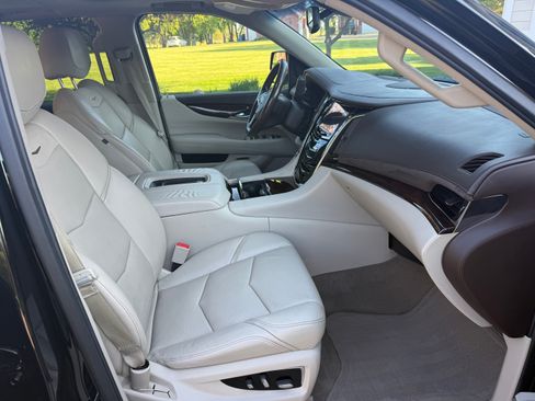 Used 2015 Cadillac Escalade Luxury AWD/4WD image 9