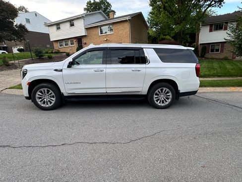 Used 2022 GMC Yukon XL SLT w/ SLT Premium Package AWD/4WD image 6
