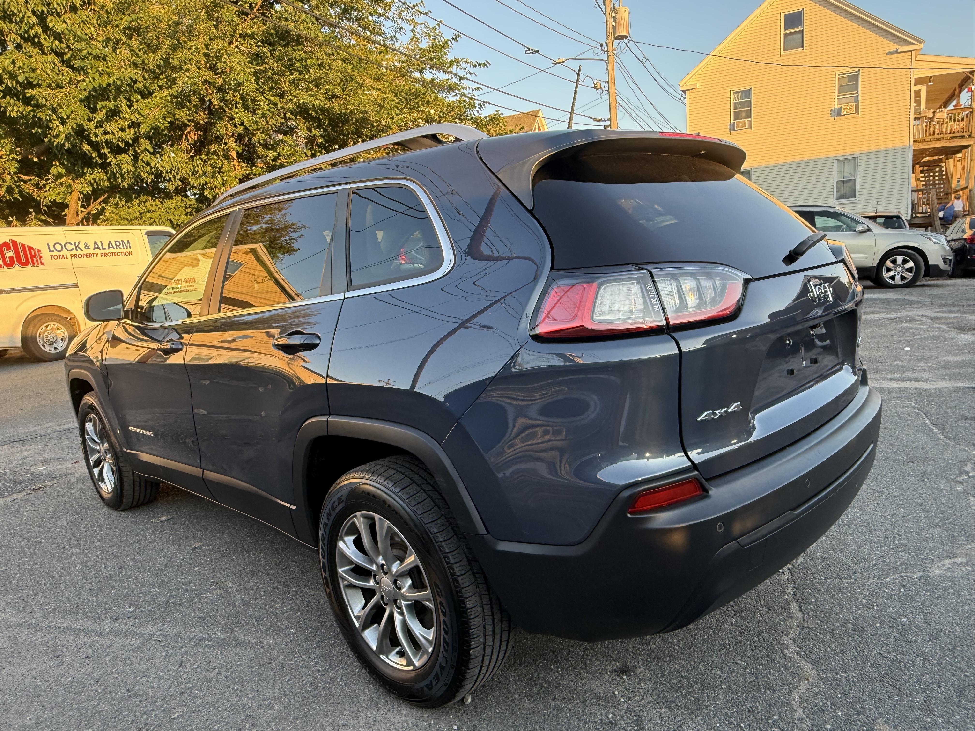 Used 2020 Jeep Cherokee Latitude Plus AWD/4WD image 2